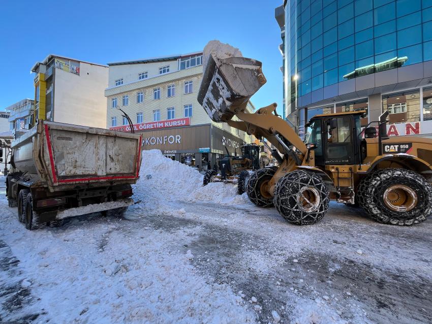28 İş Makinasıyla Kar Temizleme Mücadelesi