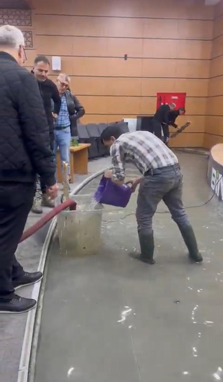 Konferans Salonu'nu Su Bastı 