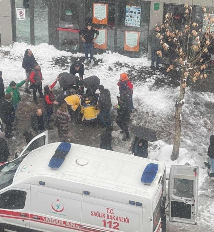 Çatıdan Düşen Kar Kütlesi Can Aldı 