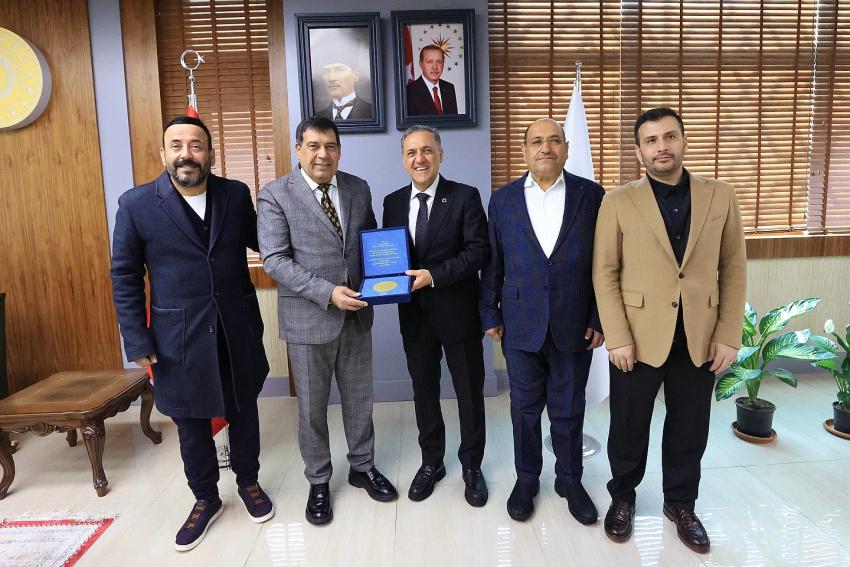 Budan Ailesi'nden Vali Usta'ya Plaket