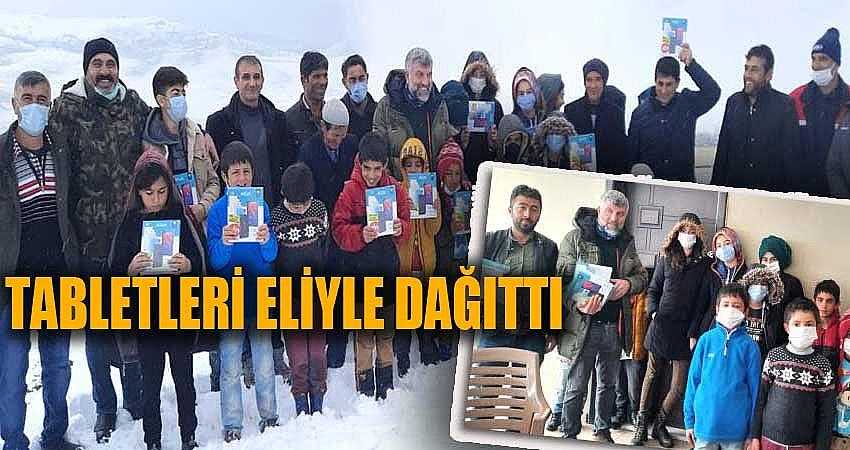 BAĞIŞLADIĞI TABLETLERİ KENDİ ELİYLE DAĞITTI 