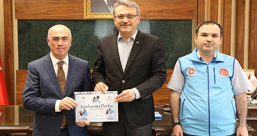 VALİ EKİNCİ, KURBAN BAĞIŞINDA BULUNDU