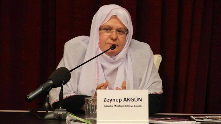 Yazma ve Şalvar Giyen Belediye Başkanı'na Hakaret